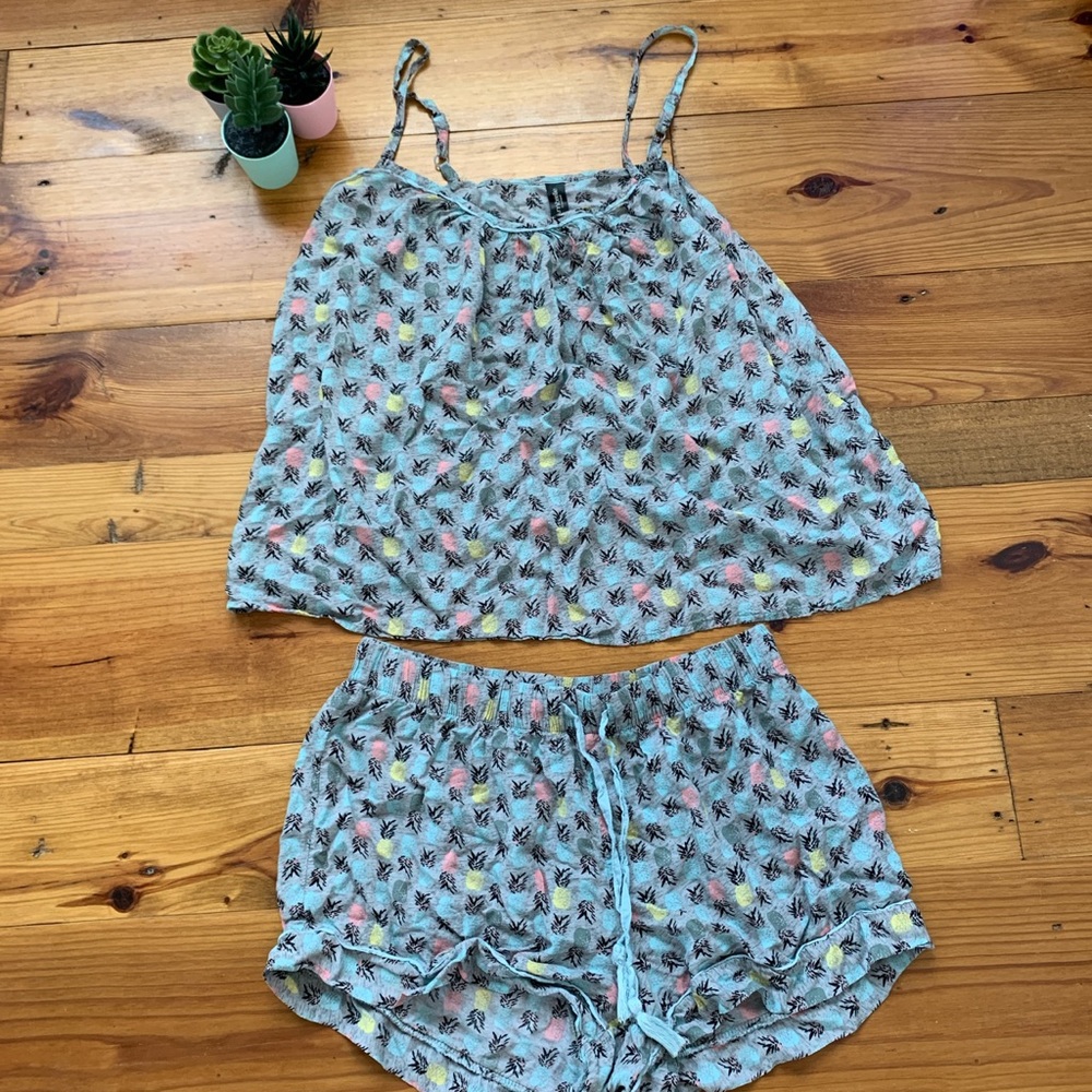 Pineapple sleepwear set!